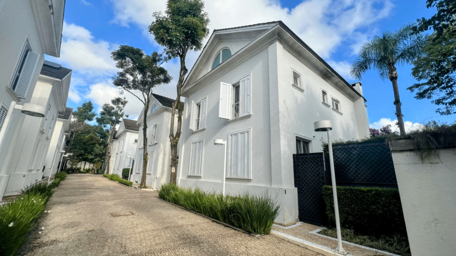 Fachada da casa vista a partir da alameda interna do condomínio