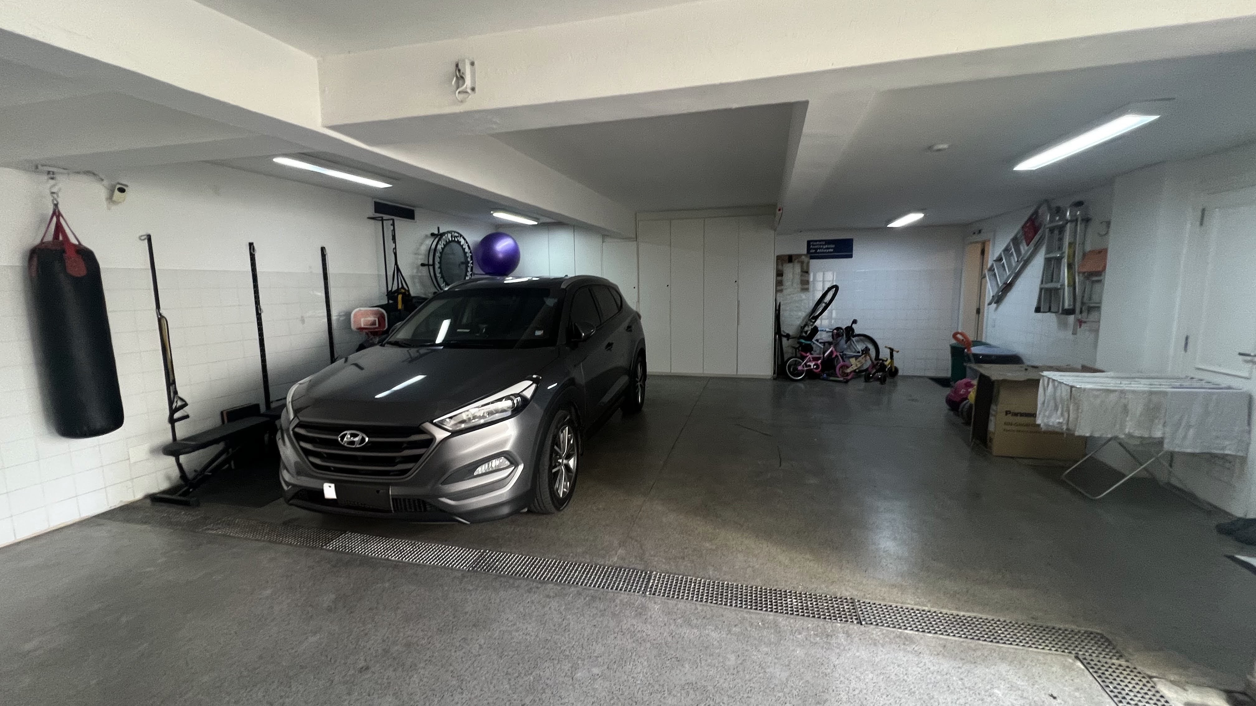 Garagem coberta com vagas amplas e área de apoio