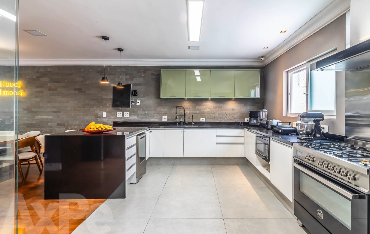 Cozinha ampla com ilha e eletrodomésticos de alto padrão