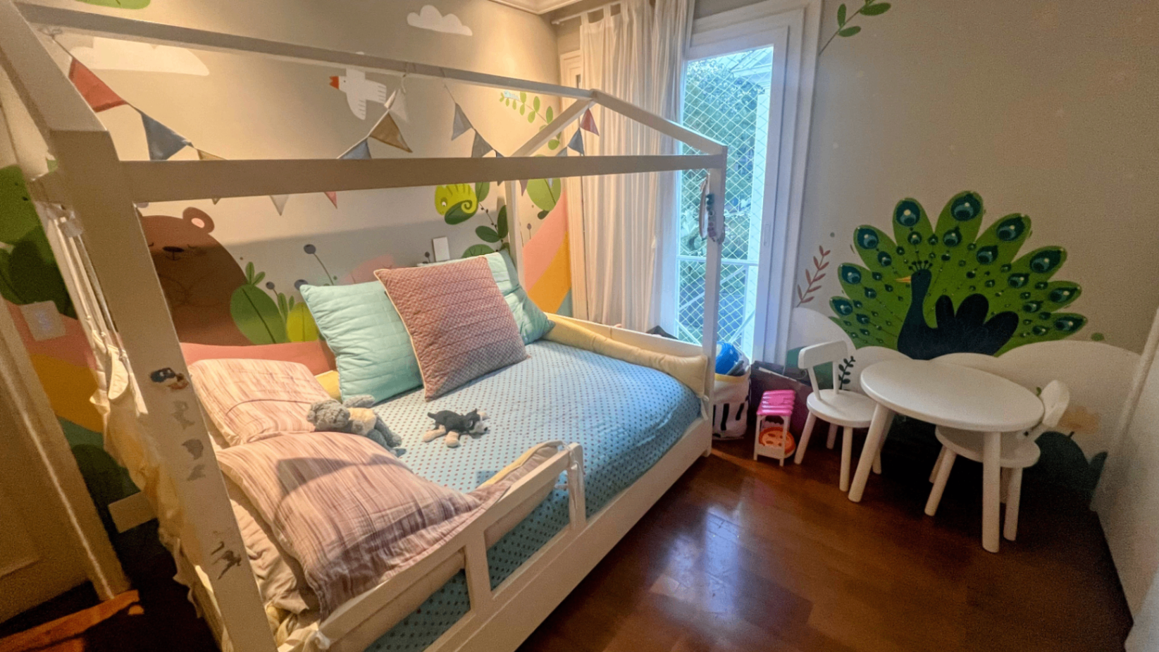 Quarto infantil com cama, sofá lúdico e teepee de brincadeira