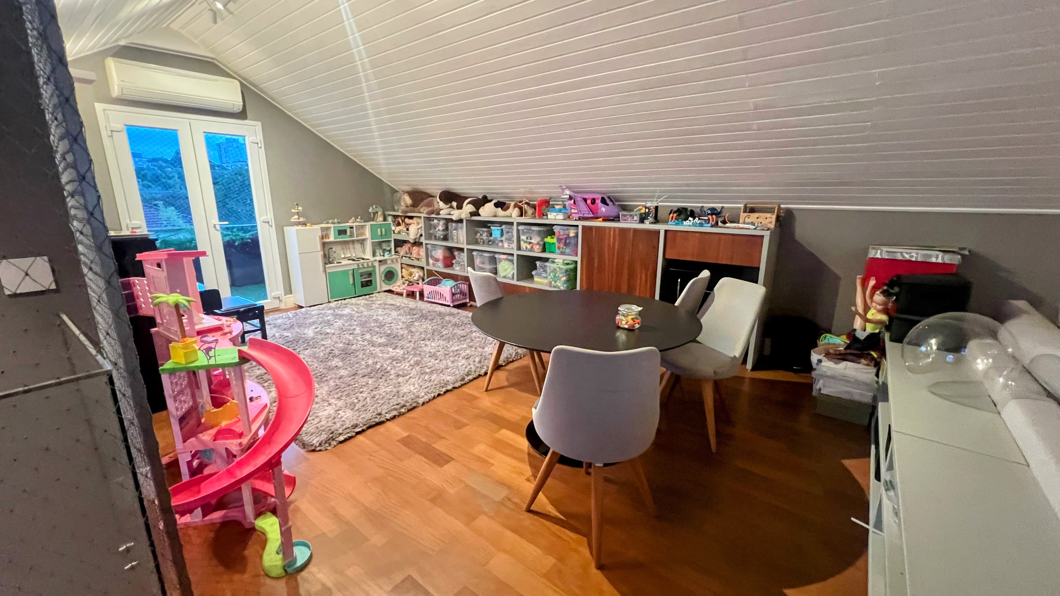 Sótão configurado como espaço infantil e brinquedoteca