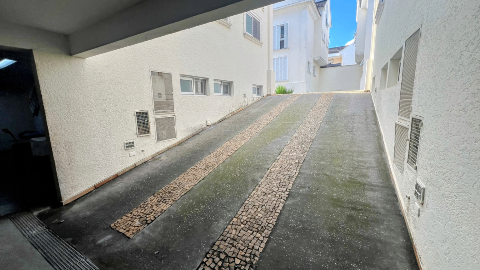 Rampa de acesso à garagem coberta da casa