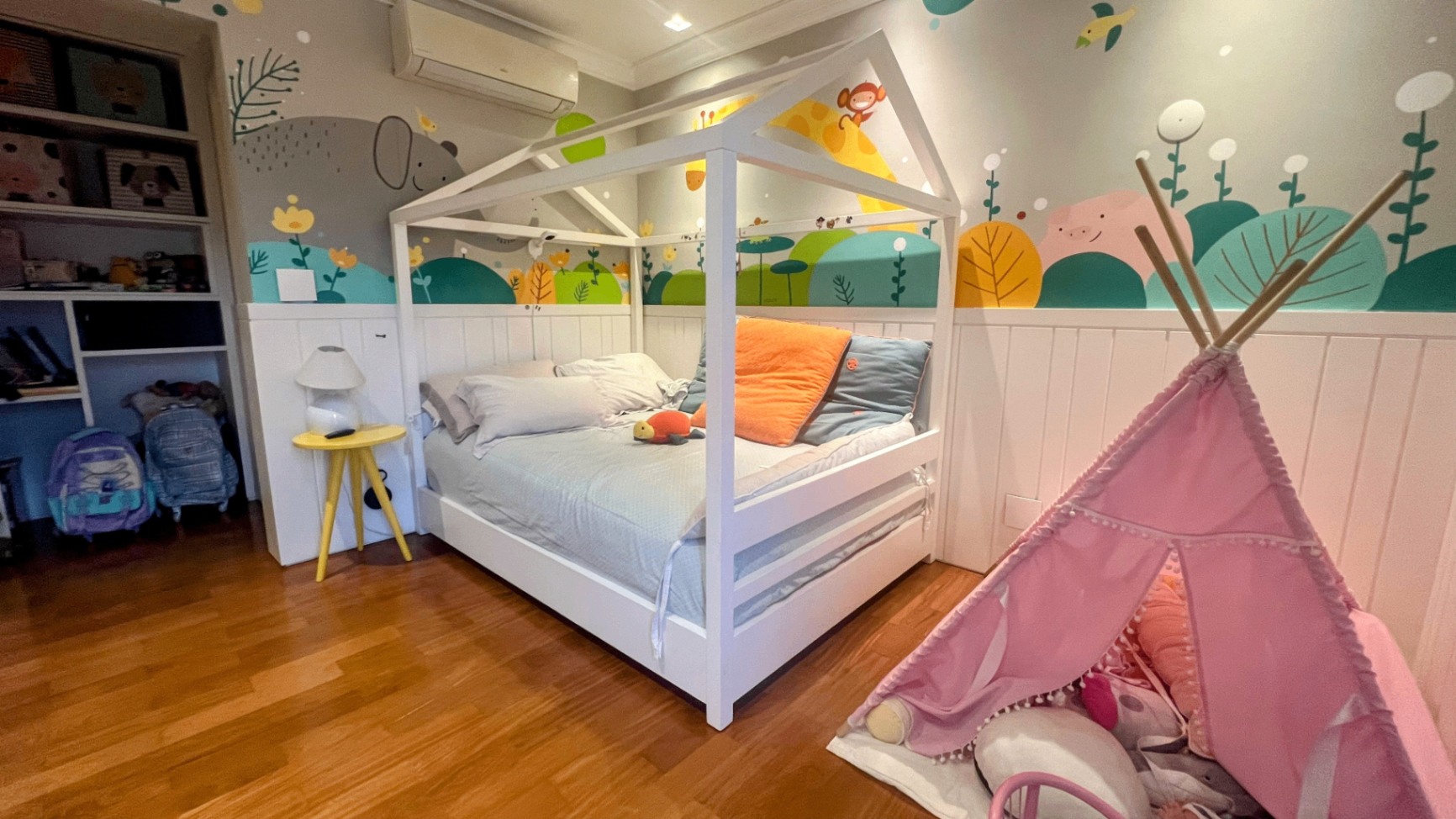 Quarto infantil com cama de dossel, teepee rosa e decoração exclusiva