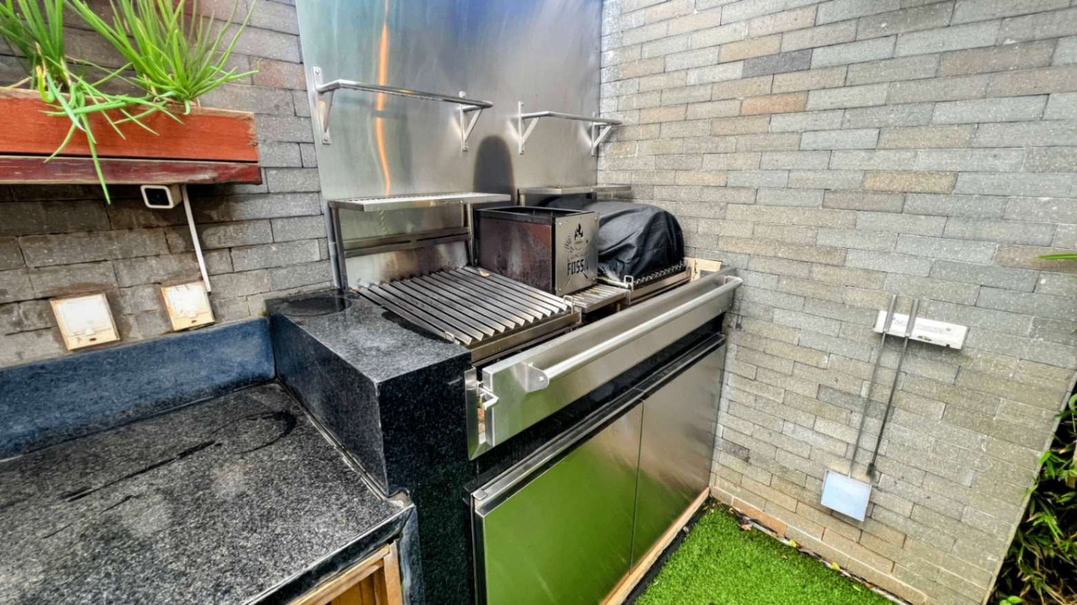 Parrilla em inox montada na bancada externa da área gourmet