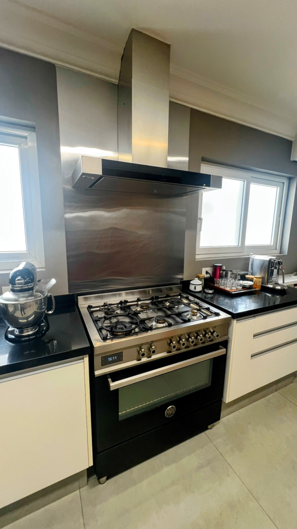 Detalhe do fogão gourmet em inox com coifa embutida