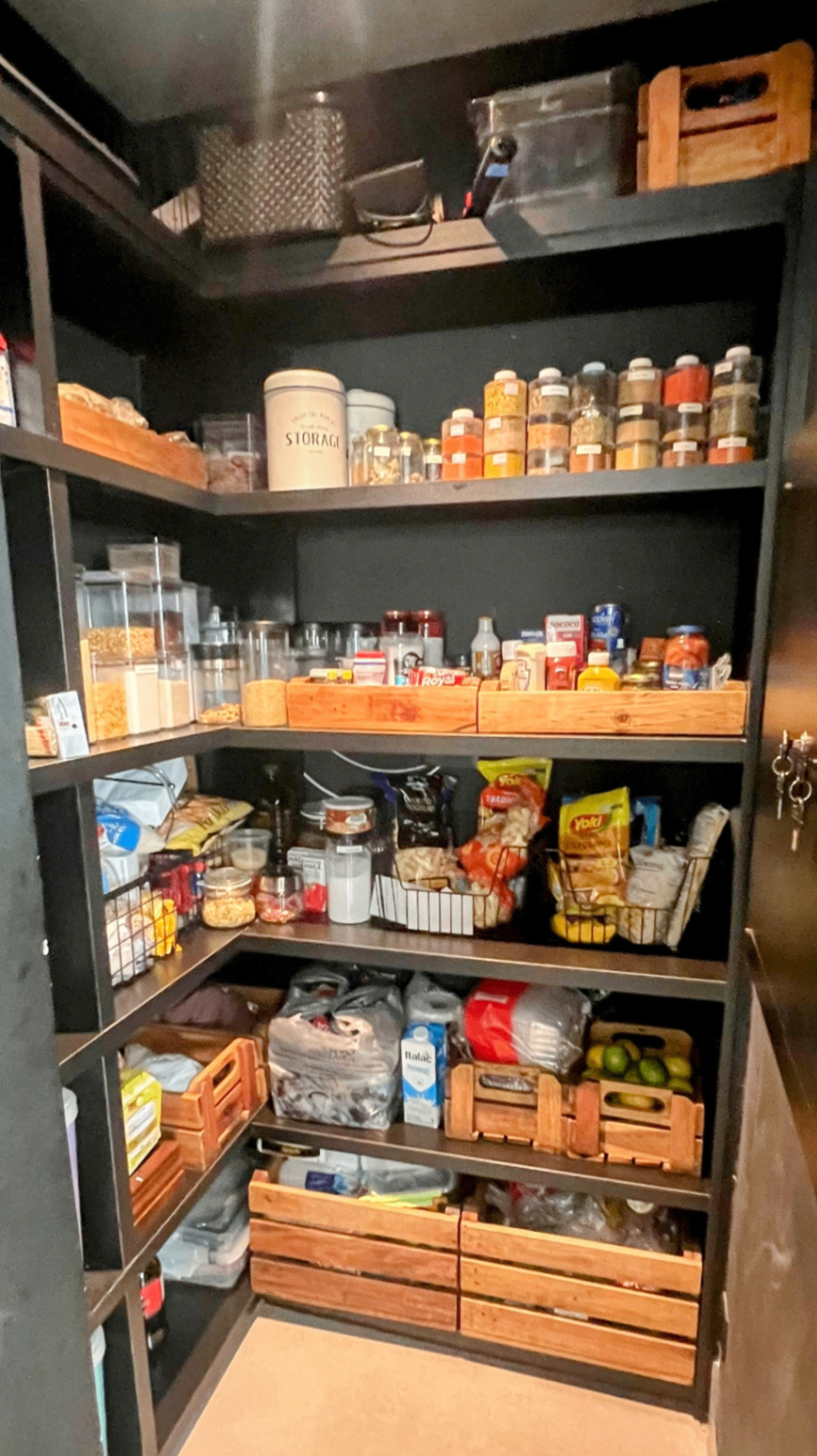 Interior da despensa walk-in totalmente organizada por prateleiras