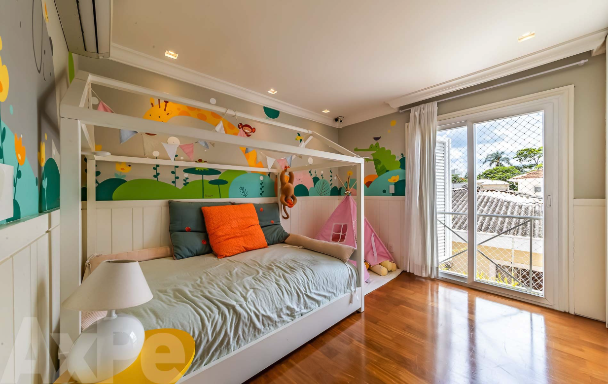 Quarto infantil com marcenaria lúdica e varanda