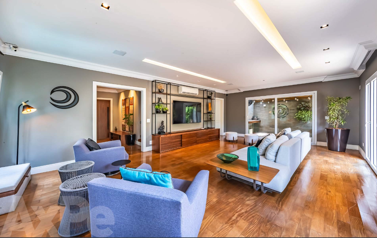 Living amplo com home theater integrado ao jardim vertical
