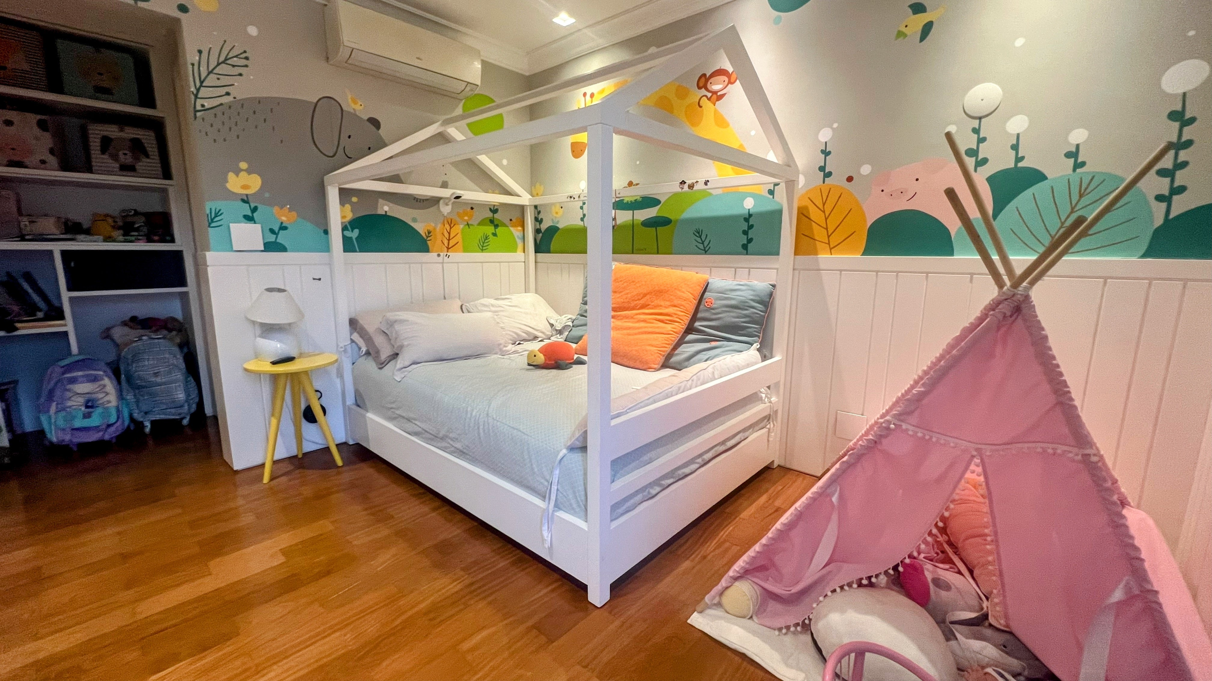 Quarto infantil com cama casinha e mural lúdico